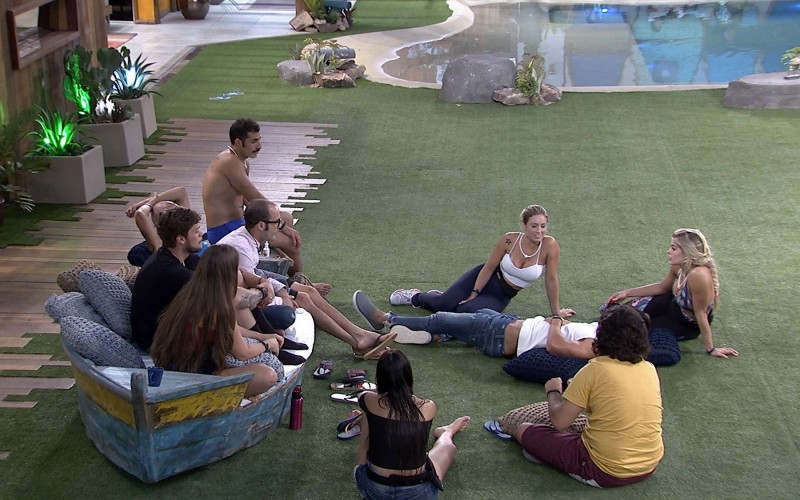 Brothers fazem brincadeira no jardim do BBB