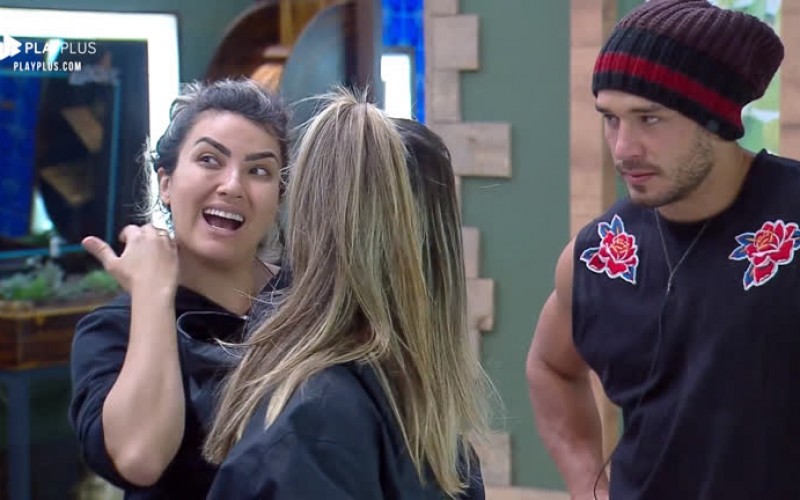 Cabelo na pia: peões conversam sobre falta de higiene na cozinha