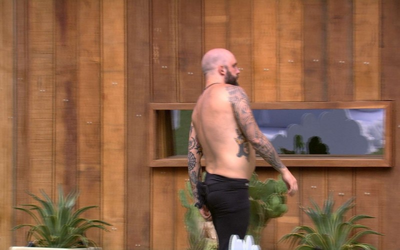 Caruso deixa arco cair e é o terceiro a sair da Prova do Anjo