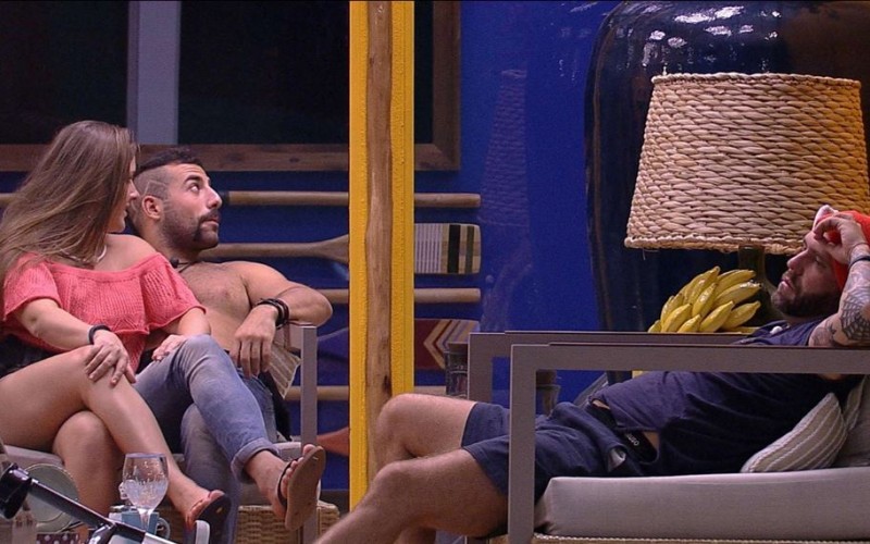 Caruso e Patrícia alfinetam Gleici: 