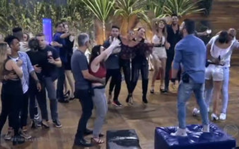 Casais se divertem em festa especial na mansão do Power Couple