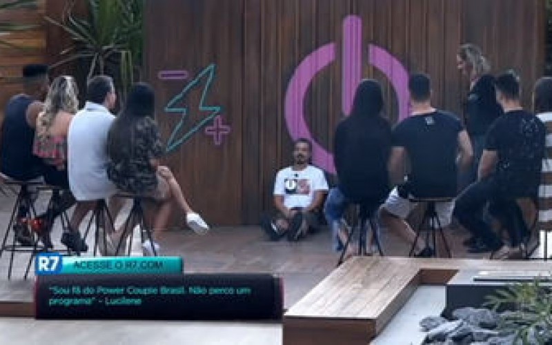 Casais se divertem em jogo de imitação