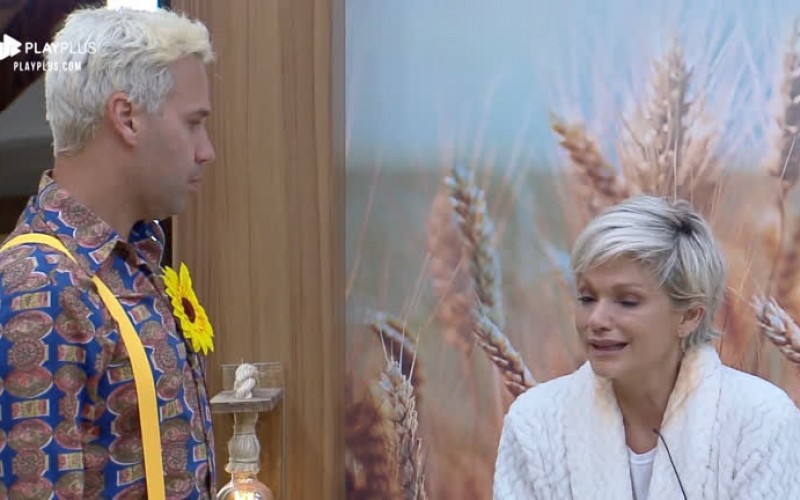 Com saudade dos filhos, Andréa Nóbrega chora durante a festa