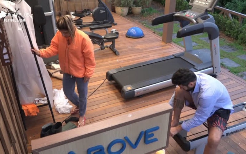 Com sono, Hari e Diego se preparam para as tarefas