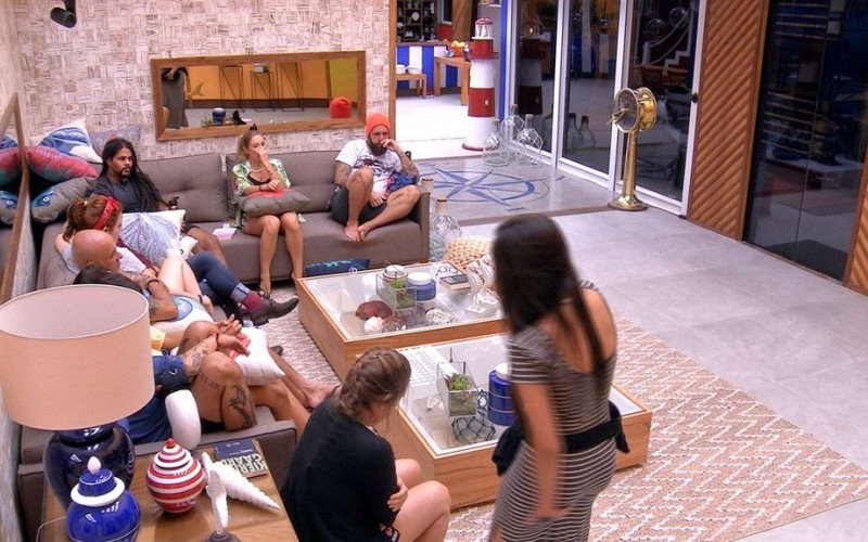 Confinados se reúnem na sala