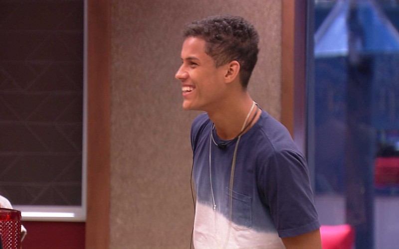 Danrley faz quadradinho e anima confinados!