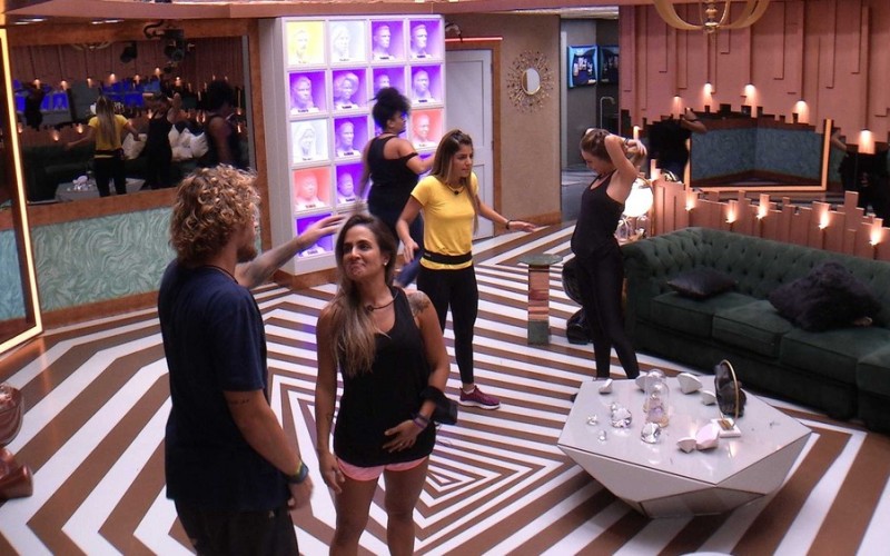 Depois de formação de Paredão, Carolina abraça Alan e diz: 