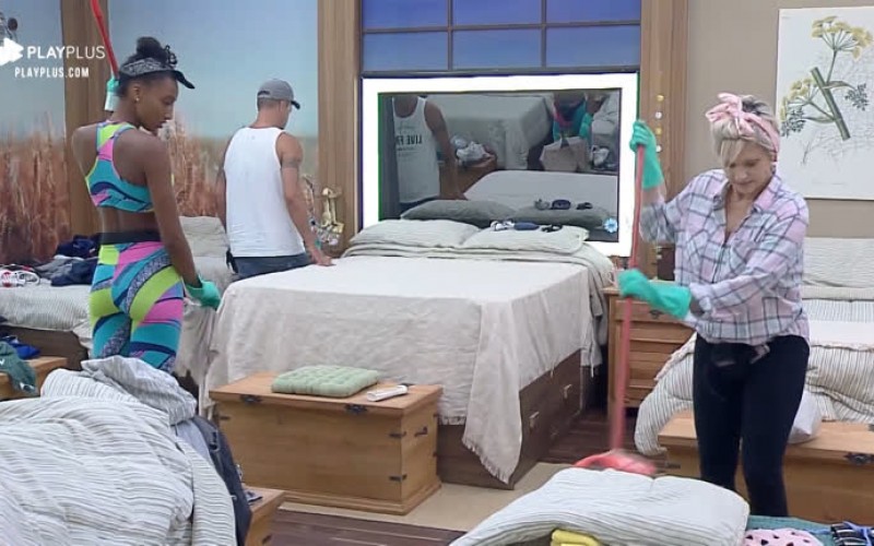 Dia de faxina! Andréa e Sabrina limpam quarto da sede