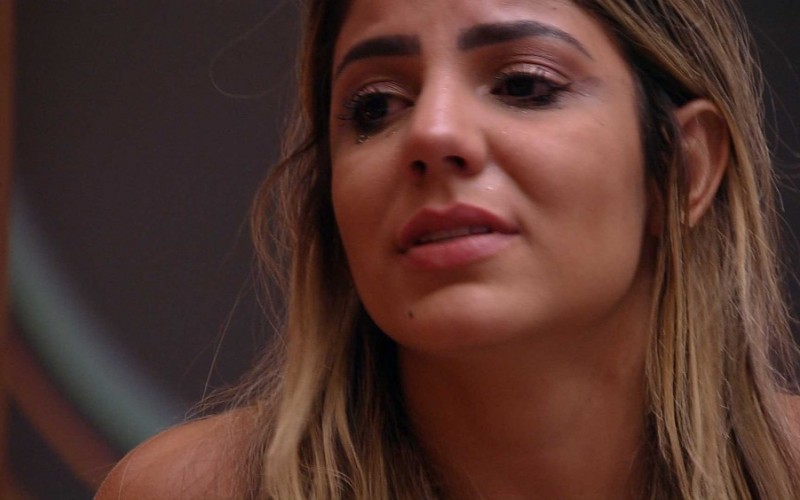 Diego e Hariany têm DR e sister chora