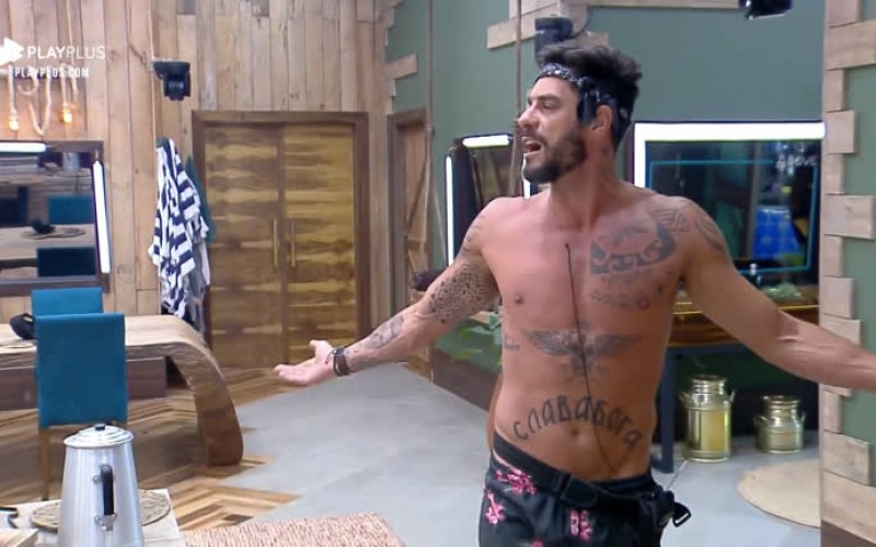 Diego e Jorge se estranham após dança sensual de Guilherme