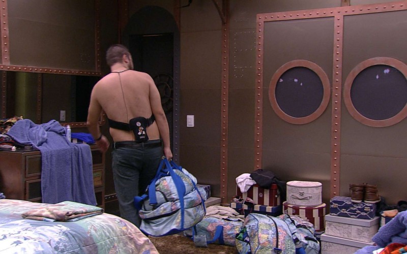 Diego faz as malas e diz: 