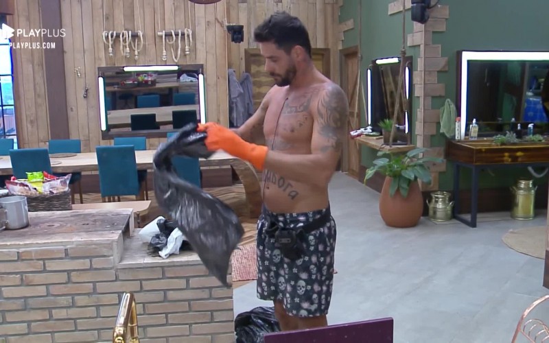 Diego Grossi acorda cedo para tirar lixo da sede