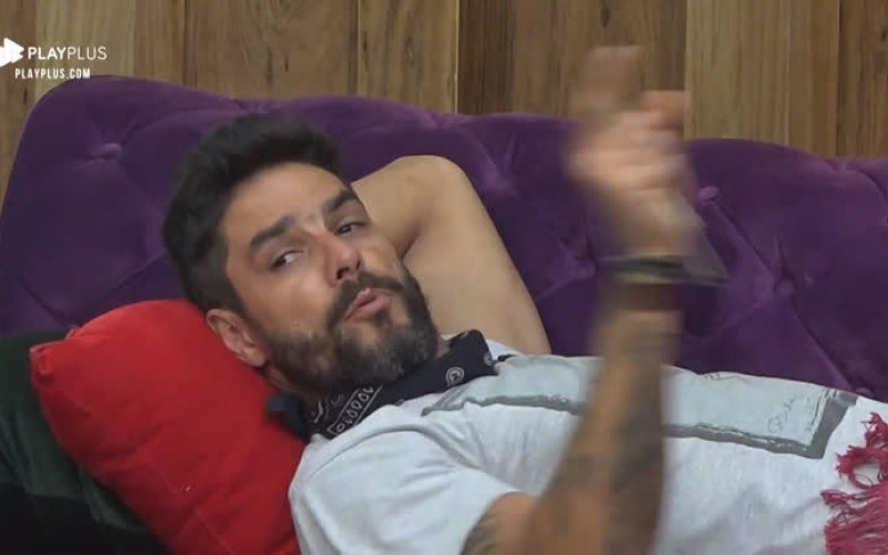 Diego Grossi ameaça jogar água na cama de Guilherme Leão