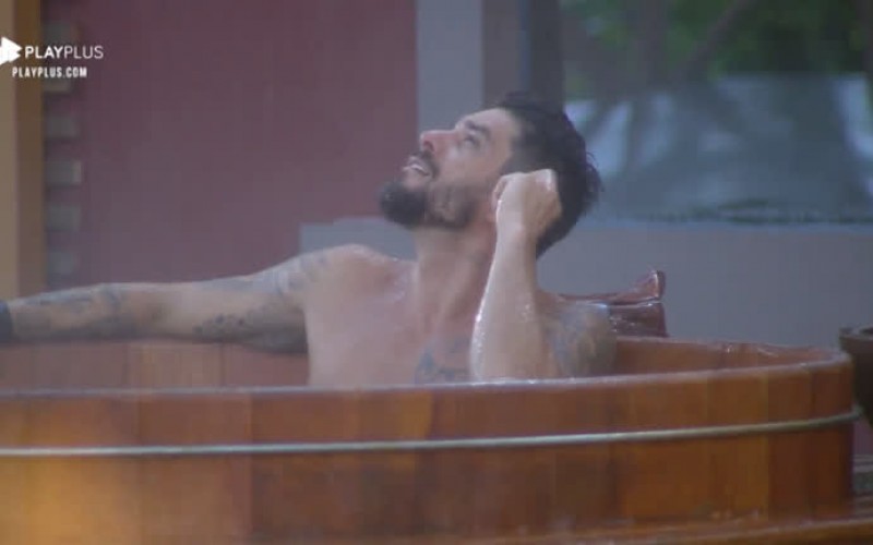 Diego Grossi aproveita chuva para tomar banho de ofurô