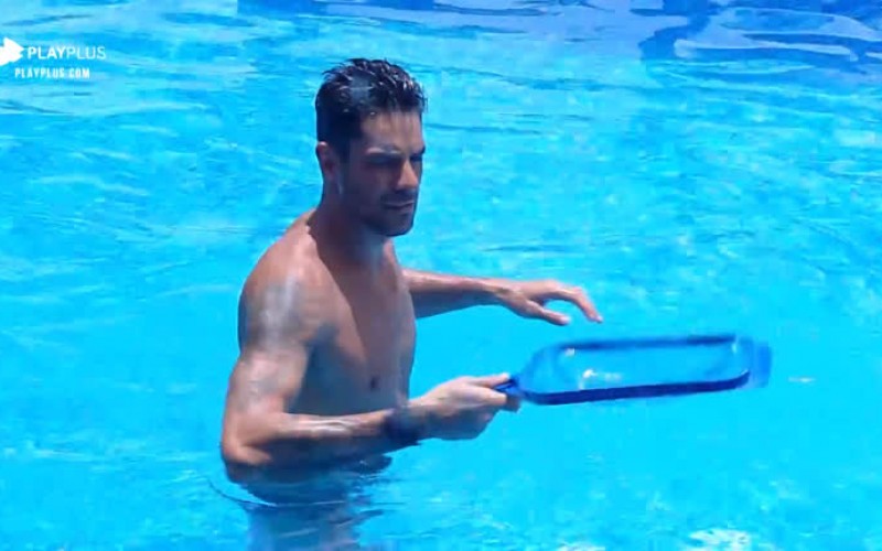 Diego Grossi aproveita dia de sol para limpar piscina da sede