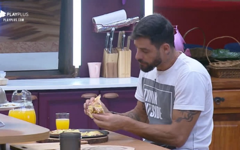 Diego Grossi come pizza requentada no café da manhã
