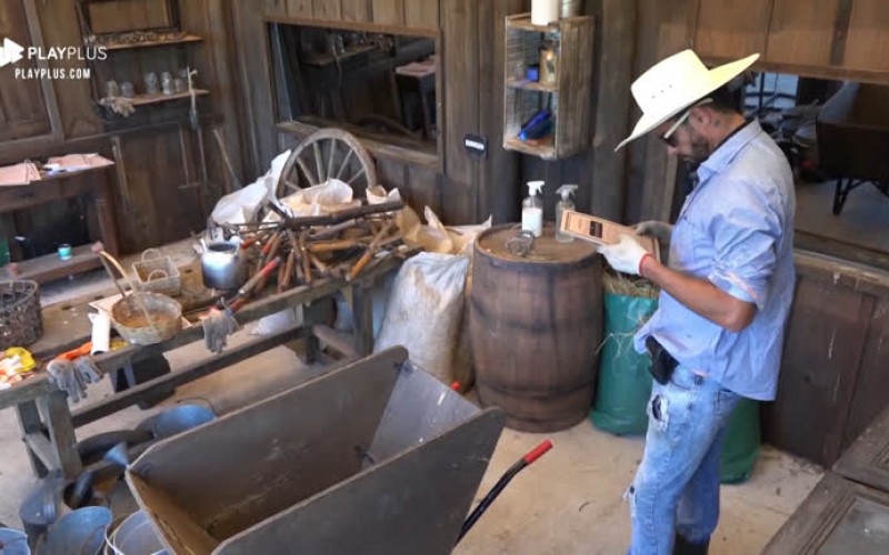 Diego Grossi cumpre tarefa de limpar o curral