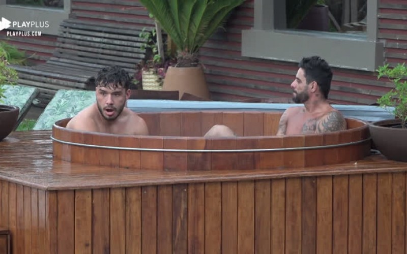 Diego Grossi e Lucas Viana se divertem no ofurô durante chuva