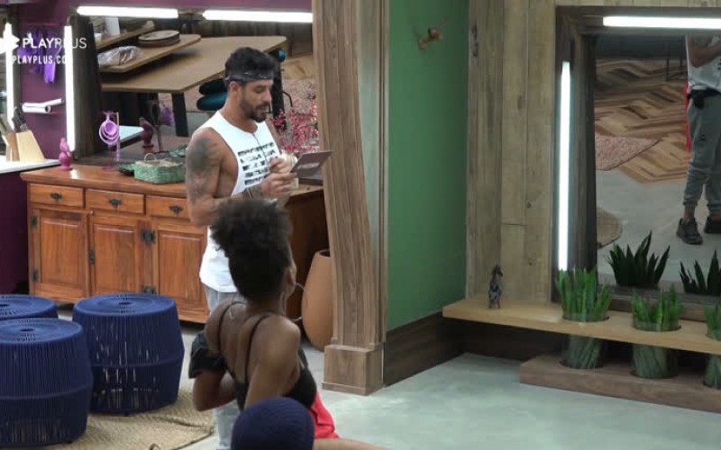 Diego Grossi lê instruções de atividade especial deste sábado