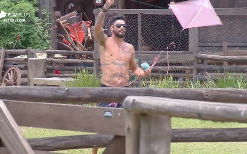 Diego Grossi tenta empinar pipa, mas quebra brinquedo