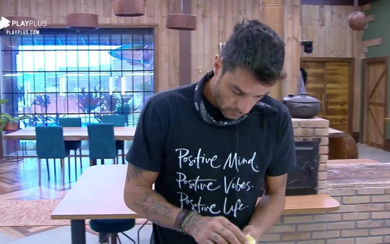 Diego Grossi toma café sozinho no último dia de 
