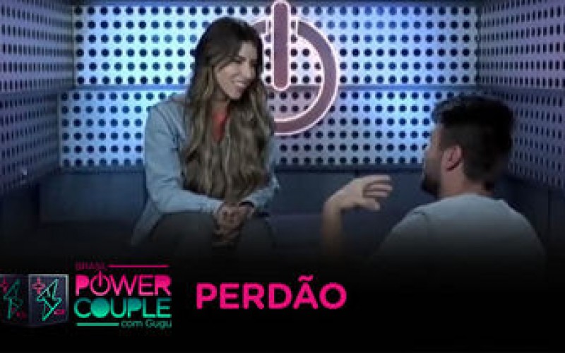 Douglas se ajoelha para pedir perdão após discussão com Thais