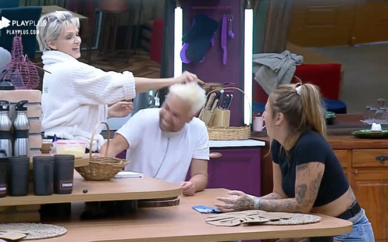 Em brincadeira na cozinha, Andréa quebra ovo na cabeça de Viny