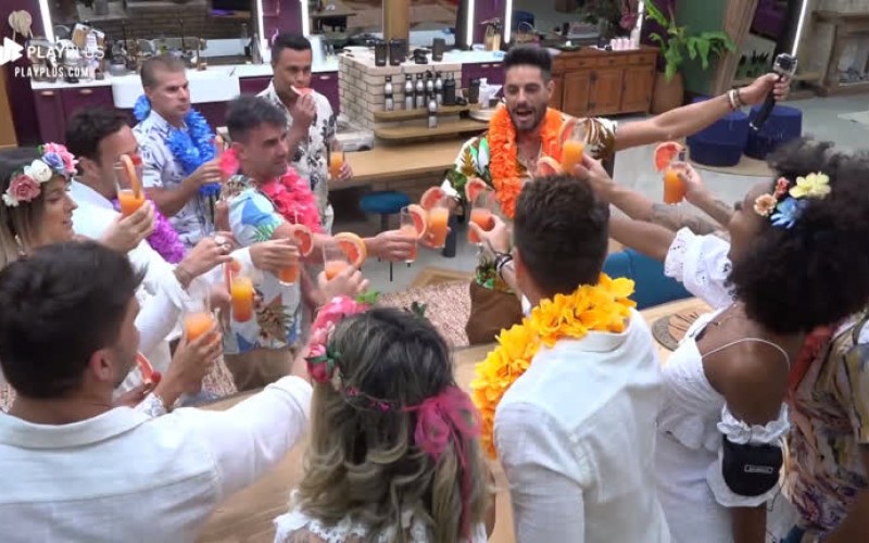 Em clima de praia, peões brindam início da festa Luau Havaiano