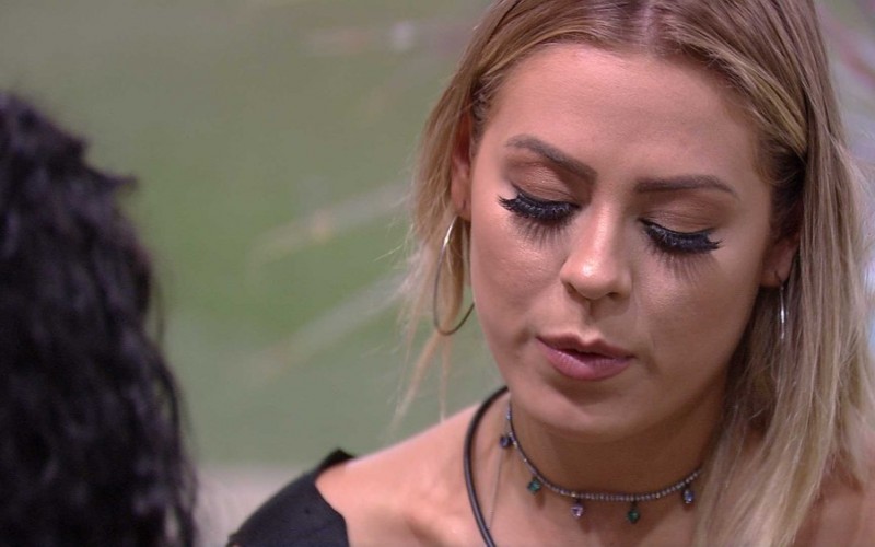 Em conversa com Elana, Isabella diz: 