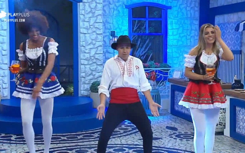 Em festa, peões homenageiam Thayse com ‘dancinha da Cariri’