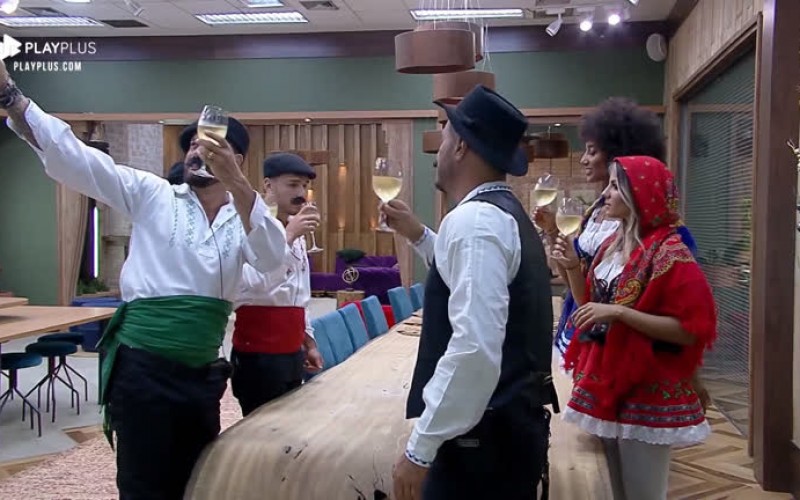 Em noite de festa portuguesa, peões brindam com vinho branco