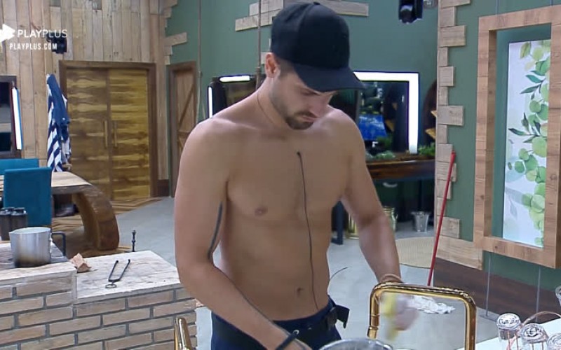 Enquanto peões dormem, Guilherme dá uma geral na cozinha