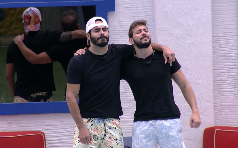 Abraçados, Caio e Rodolffo se emocionam no BBB21