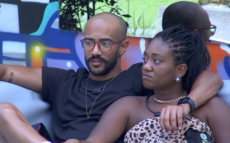 Abraçados, Sarah Aline e Ricardo conversam sobre jogo