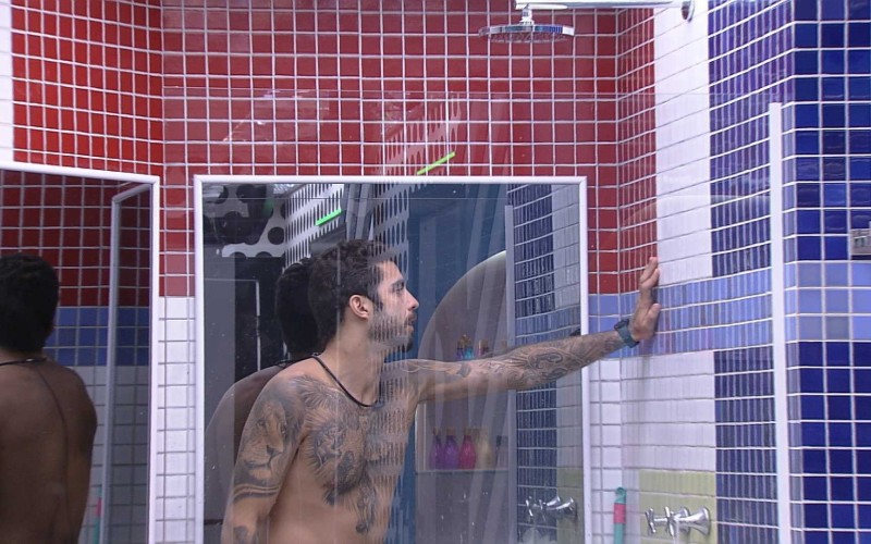 Água acaba no meio do banho de Pedro Scooby: 