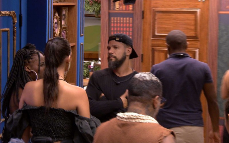 Alane chama Juninho para conversar após formação de Paredão e brothers discutem