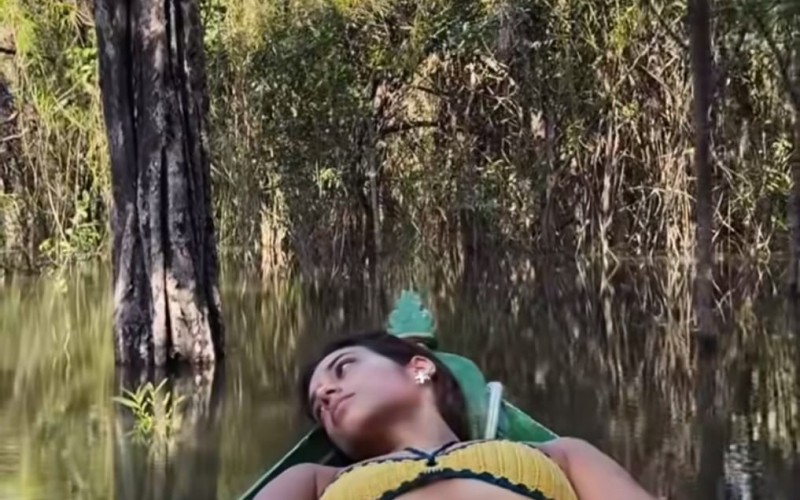 Alane Dias passeia de canoa em Alter do Chão