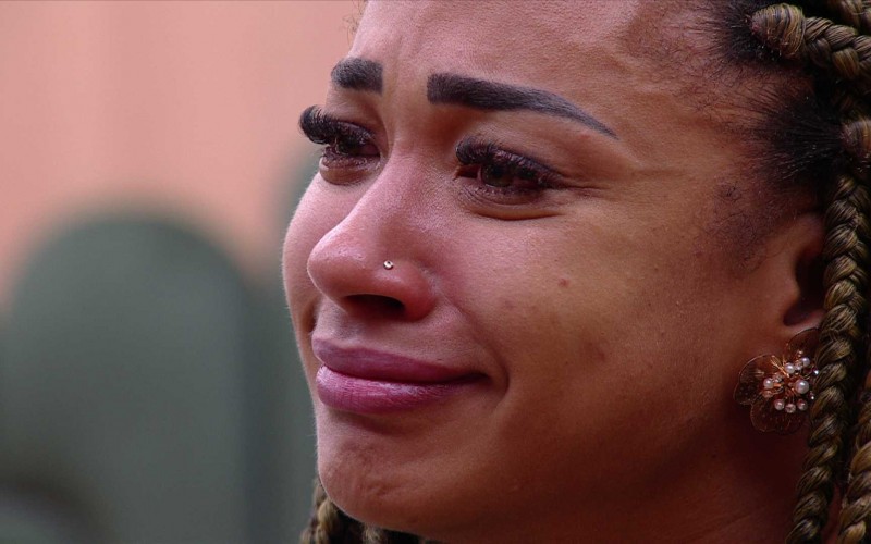 Aline chora ao ver foto de sua cachorra no BBB 25