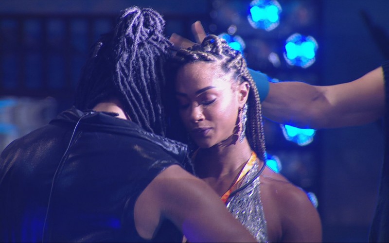 Aline e Diogo Almeida sensualizam juntos na Festa do BBB 25