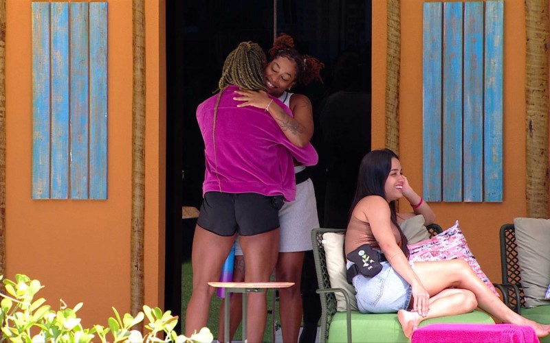 Aline e Thamiris dançam abraçadas no BBB 25
