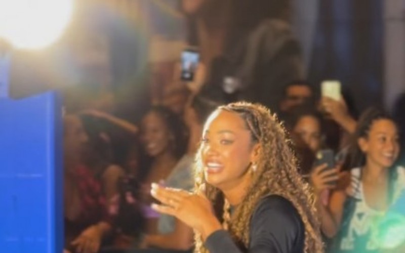 Aline se encontra com fãs em shopping de Salvador
