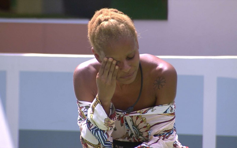Aline Wirley fala sozinha e chora no gramado do BBB 23