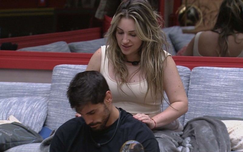 Amanda faz massagem em Cara de Sapato e canta para o brother