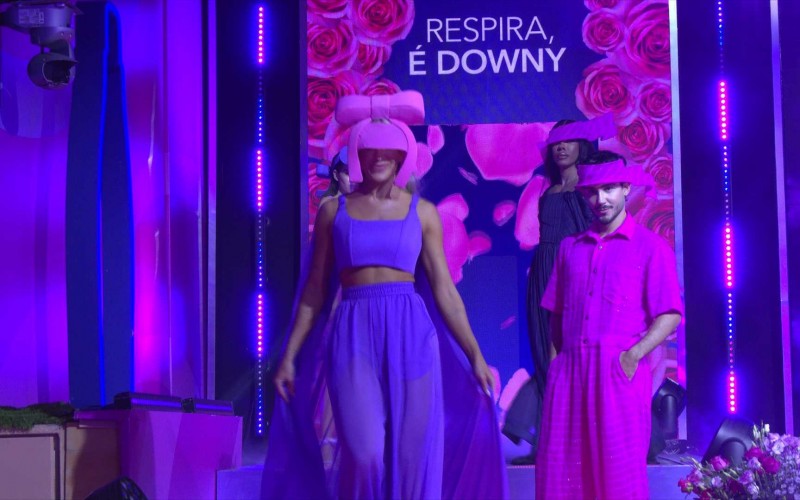 Amaury Lorenzo e Lorena Improtta desfilam com rostos escondidos em festa do BBB 24