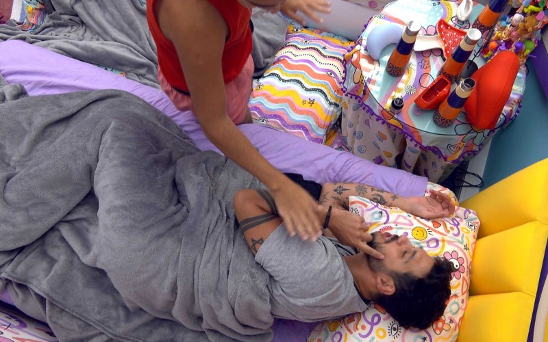 Rodrigo vê Vinicius se despedir de sisters no quarto Lollipop e pede: 