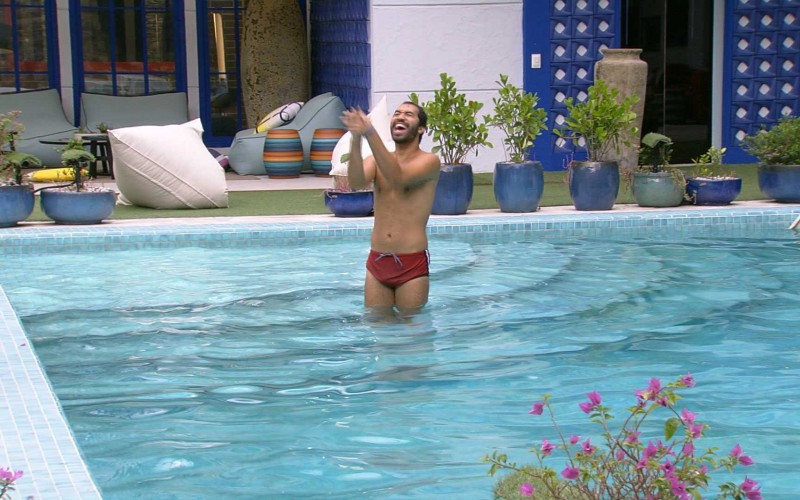 Após arrumar malas, Gilberto dança na piscina do BBB21