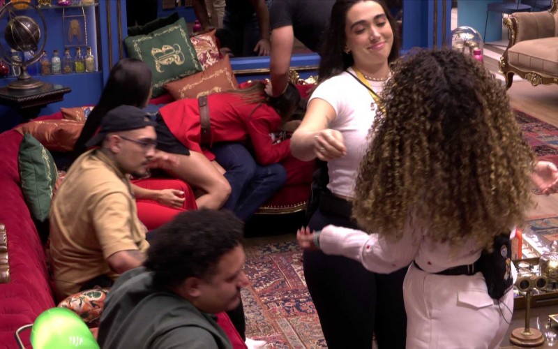 Após eliminação de Pitel, Beatriz e Alane choram no BBB 24
