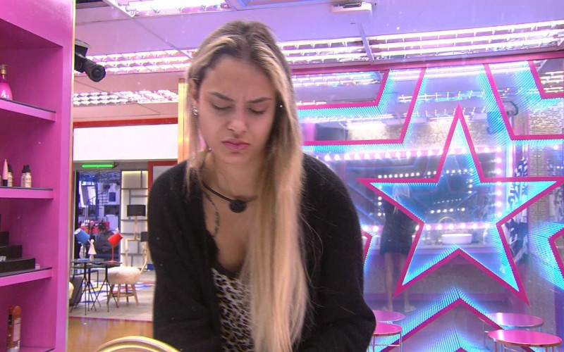 Após festa, Sarah acorda no BBB21