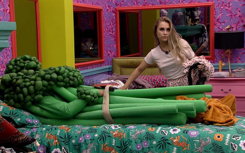 Após madrugada de festa, confinados do BBB21 acordam