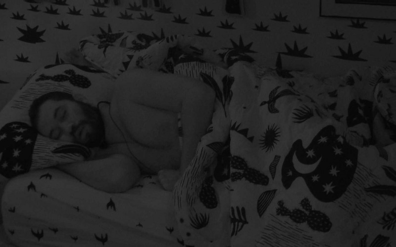 Após madrugada de festa, confinados dormem no BBB21